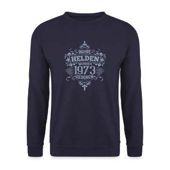 Wahre Helden wurden 1973 geboren - Unisex Pullover - Navy - Vorne - Alina (178cm) & Michal (187cm)
