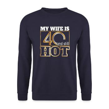 My wife is 40 and still hot - Geschenk Ehemann - Unisex Pullover - Navy - Vorne - Alina (178cm) & Michal (187cm)