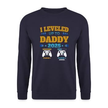 Passez au niveau supérieur pour Daddy 2025 - Sweat-shirt Unisexe - marine - Devant - Alina (178cm) & Michal (187cm)