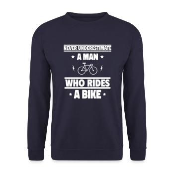 Unterschätze niemals einen Mann, der Fahrrad fährt - Unisex Pullover - Navy - Vorne - Alina (178cm) & Michal (187cm)