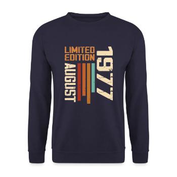 August 1977 Geburtstagsgeschenk August 1977 August - Unisex Pullover - Navy - Vorne - Alina (178cm) & Michal (187cm)