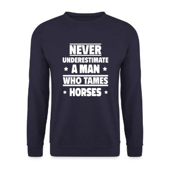 Ne sous-estimez jamais un homme qui dompte les chevaux - Sweat-shirt Unisexe - marine - Devant - Alina (178cm) & Michal (187cm)
