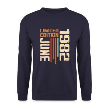 Juni 1982 Geburtstagsgeschenk Juni 1982 Retro 1982 - Unisex Pullover - Navy - Vorne - Alina (178cm) & Michal (187cm)