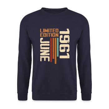 Juin 1961 Cadeau anniversaire Juin 1961 Rétro 1961 - Sweat-shirt Unisexe - marine - Devant - Alina (178cm) & Michal (187cm)