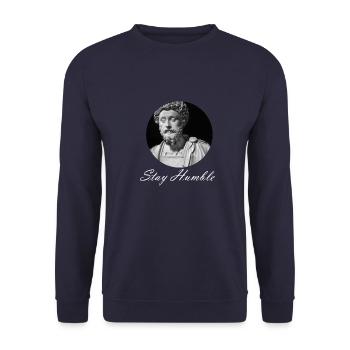 "Stay Humble" Markus Aurelius Mark Aurel Emperor - Unisex Pullover - Navy - Vorne - Alina (178cm) & Michal (187cm)