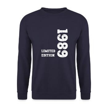 1989 Vintage - Unisex Sweatshirt - navy - Front - Alina (178cm) & Michal (187cm)