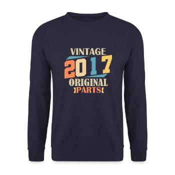 Mois 2023. Cadeau d'anniversaire 2023. 7 ans Birth - Sweat-shirt Unisexe - marine - Devant - Alina (178cm) & Michal (187cm)