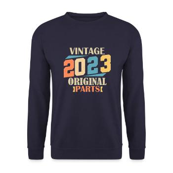 Monat 2023. Geburtstagsgeschenk 2023. 1 Jahr Geburt - Unisex Pullover - Navy - Vorne - Alina (178cm) & Michal (187cm)