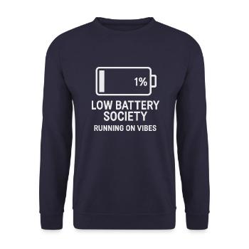 Low Battery Society – Running on Vibes | Lustig - Unisex Pullover - Navy - Vorne - Alina (178cm) & Michal (187cm)