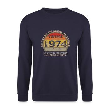 Geboren 1974 – Vintage-Geburtstag 1974 Retro - Unisex Pullover - Navy - Vorne - Alina (178cm) & Michal (187cm)