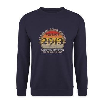 Jahrgang 2013 - Jahrgang 2013 Retro Geburtstag - Unisex Pullover - Navy - Vorne - Alina (178cm) & Michal (187cm)