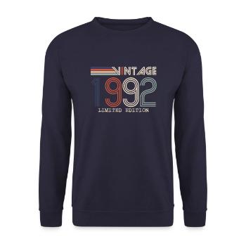 Jahrgang 1992 Jubiläumsgeschenk - Jahrgang 1992 - Unisex Pullover - Navy - Vorne - Alina (178cm) & Michal (187cm)