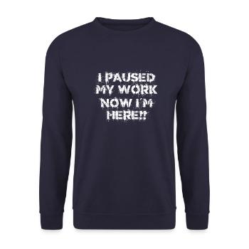 Work Paused Work Arbeit Statement Paused my Work - Unisex Pullover - Navy - Vorne - Alina (178cm) & Michal (187cm)