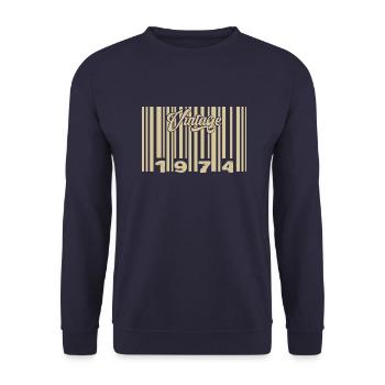 Jahrgang 1974 Barcode 1974: Jahr 2025. - Unisex Pullover - Navy - Vorne - Alina (178cm) & Michal (187cm)