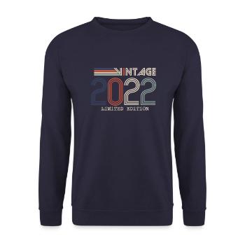 Vintage 2022 Cadeau Anniversaire - Millésime 2022 - Sweat-shirt Unisexe - marine - Devant - Alina (178cm) & Michal (187cm)