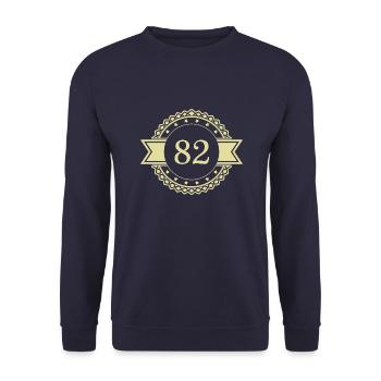 82 Zahl Emblem - Unisex Pullover - Navy - Vorne - Alina (178cm) & Michal (187cm)