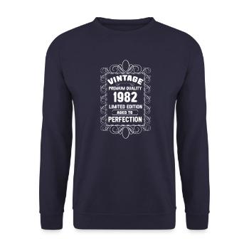 Jahrgang 1982 geboren Retro 1982 Geburtstag - Unisex Pullover - Navy - Vorne - Alina (178cm) & Michal (187cm)