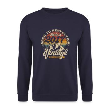 Made in 2017 Vintage Limited Edition Geschenk - Unisex Pullover - Navy - Vorne - Alina (178cm) & Michal (187cm)
