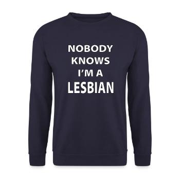 nobody knows Im a lesbian - lustiger Spruch - Unisex Sweatshirt - navy - Front - Alina (178cm) & Michal (187cm)