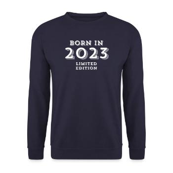 2023, Geburtsjahr, 1 Jahr - Unisex Pullover - Navy - Vorne - Alina (178cm) & Michal (187cm)