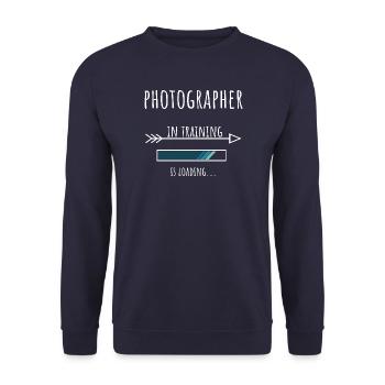 Photographer in Ausbildung Beruf Geschenk - Unisex Pullover - Navy - Vorne - Alina (178cm) & Michal (187cm)