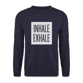 inhale exhale yoga Zitat - Unisex Pullover - Navy - Vorne - Alina (178cm) & Michal (187cm)