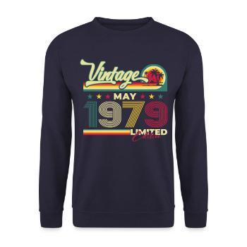 Millésime Mai 1979 Cru 1979 Anniversaire 1979 - Sweat-shirt Unisexe - marine - Devant - Alina (178cm) & Michal (187cm)