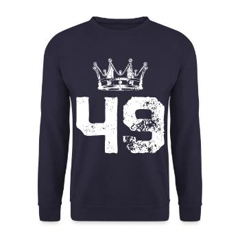 49 Zahl Krone - Unisex Pullover - Navy - Vorne - Alina (178cm) & Michal (187cm)