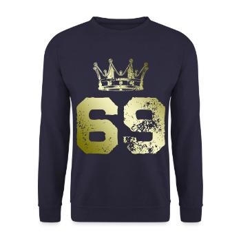 69 Zahl Krone - Unisex Pullover - Navy - Vorne - Alina (178cm) & Michal (187cm)