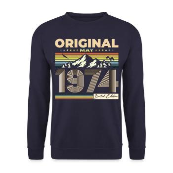 Original Mai 1974 Millésime 1974 Anniversaire 1974 - Sweat-shirt Unisexe - marine - Devant - Alina (178cm) & Michal (187cm)
