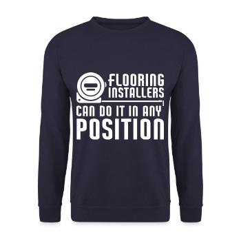 Les installateurs de revêtements de sol peuvent le faire dans n’importe quelle position - Sweat-shirt Unisexe - marine - Devant - Alina (178cm) & Michal (187cm)