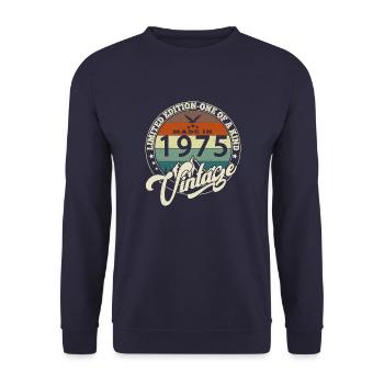 Jahrgang 1975 Das Beste aus 1975 - 50 Jahre Jubiläum - Unisex Pullover - Navy - Vorne - Alina (178cm) & Michal (187cm)