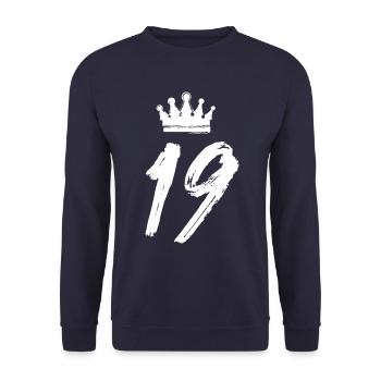 19 Zahl Krone - Unisex Pullover - Navy - Vorne - Alina (178cm) & Michal (187cm)