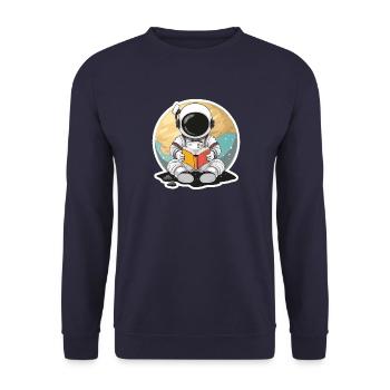 Astronaut im Weltall vor einem Planeten liest Buch - Unisex Pullover - Navy - Vorne - Alina (178cm) & Michal (187cm)