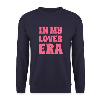 in my Lover Era' T-Shirt: Romantik pur - Unisex Pullover - Navy - Vorne - Alina (178cm) & Michal (187cm)