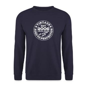 Vintage Aged to perfection 2006 - 18. Geburtstag - Unisex Pullover - Navy - Vorne - Alina (178cm) & Michal (187cm)