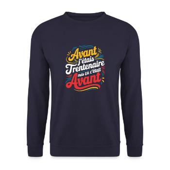 Avant j'étais trentenaire, mais ça c'était avant - Sweat-shirt Unisexe - marine - Devant - Alina (178cm) & Michal (187cm)