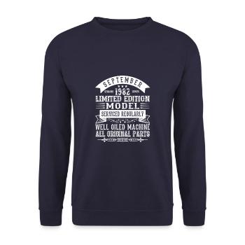 September 1982 - 40. Geburtstag Geschenk. Awesome. - Unisex Pullover - Navy - Vorne - Alina (178cm) & Michal (187cm)