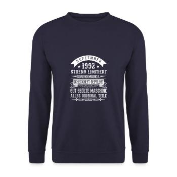September 1992 - 30. Geburtstag Geschenk. Awesome. - Unisex Pullover - Navy - Vorne - Alina (178cm) & Michal (187cm)