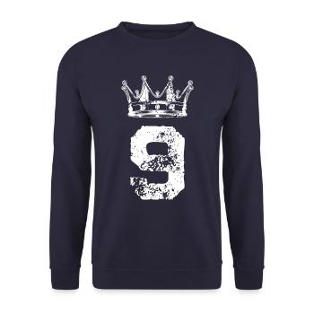 9 Zahl Krone - Unisex Pullover - Navy - Vorne - Alina (178cm) & Michal (187cm)