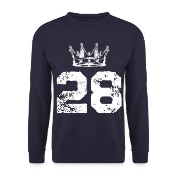 28 Zahl Krone - Unisex Pullover - Navy - Vorne - Alina (178cm) & Michal (187cm)