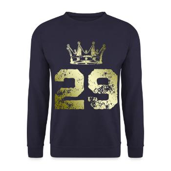 29 Zahl Krone - Unisex Pullover - Navy - Vorne - Alina (178cm) & Michal (187cm)