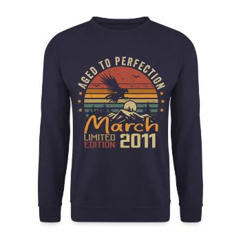 Les Légendes Sont Nées en Mars 2011 Vintage Retro - Sweat-shirt Unisexe - marine - Devant - Alina (178cm) & Michal (187cm)