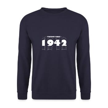 Zeitloser Vintage-Stil von 1942 - 83. Geburtstag - Unisex Pullover - Navy - Vorne - Alina (178cm) & Michal (187cm)