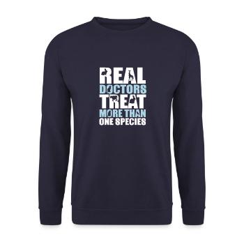Echte Ärzte behandeln mehr als eine Spezies - Unisex Pullover - Navy - Vorne - Alina (178cm) & Michal (187cm)