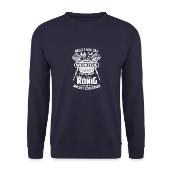 Mechaniker reicht mir mein Werkzeug - Unisex Pullover - Navy - Vorne - Alina (178cm) & Michal (187cm)