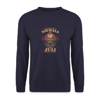 Unterschätze niemals einen alten Mann der im Juli - Unisex Pullover - Navy - Vorne - Alina (178cm) & Michal (187cm)