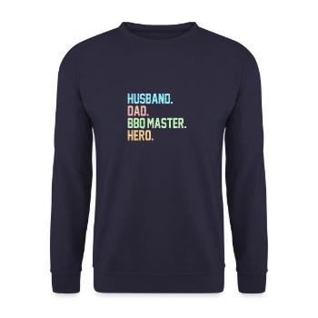 Husband Dad BBQ Master Hero Grillen Vater Papa - Unisex Pullover - Navy - Vorne - Alina (178cm) & Michal (187cm)