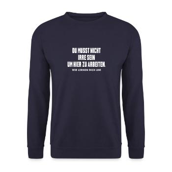 Du Musst Nicht Irre Sein Um Hier Zu Arbeiten Witz - Unisex Pullover - Navy - Vorne - Alina (178cm) & Michal (187cm)