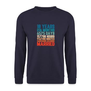 18 Jahre verheiratet Hochzeit Ehe Spruch Geschenk - Unisex Pullover - Navy - Vorne - Alina (178cm) & Michal (187cm)